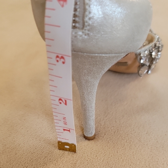 Badgley Mischka Women's Silver Heels Size 6.5 EUC - Picture 11 of 11